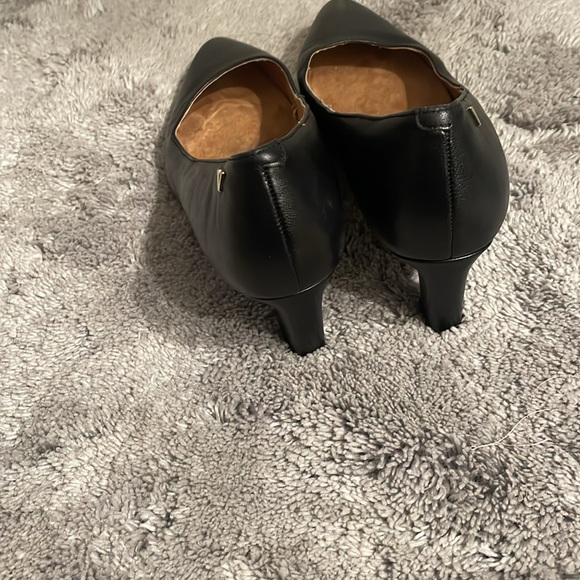 Vionic black leather pumps, EUC, size 9 - Picture 5 of 9